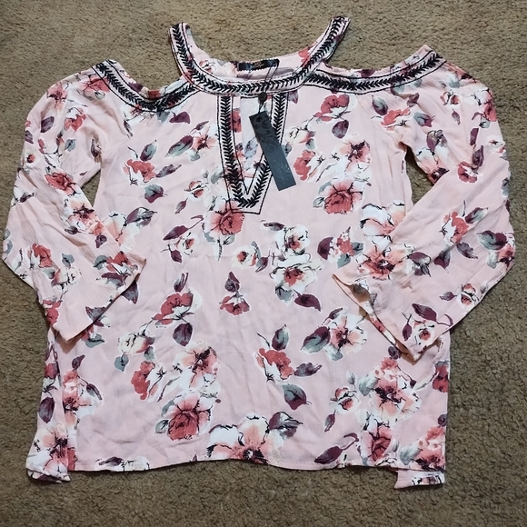 NWT BKE cold shoulder top, size S - Picture 2 of 2